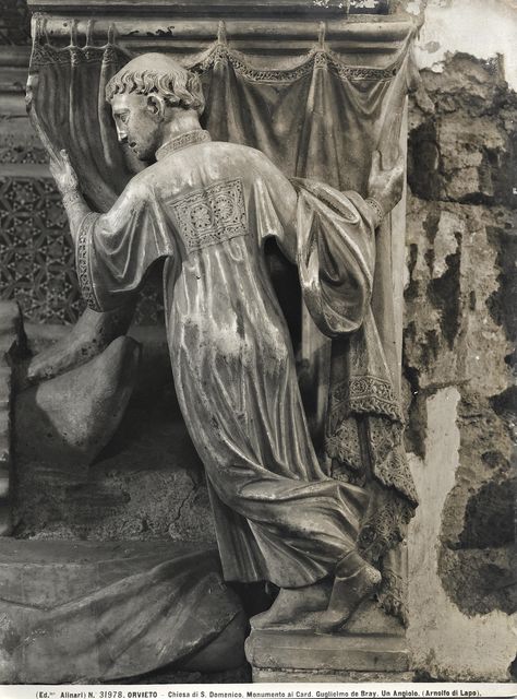 Alinari, Fratelli — Orvieto - Chiesa di S. Domenico. Monumento al Card. Guglielmo de Bray. Un Angiolo (Arnolfo di Lapo) — particolare